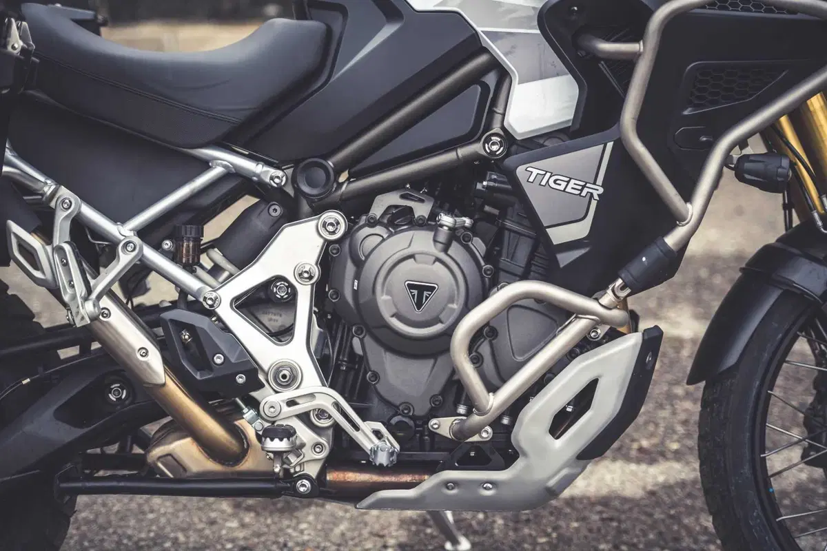 BMW R1250GS Adventure vs Triumph Tiger 1200 Rally Explorer [Video Prova] (9)