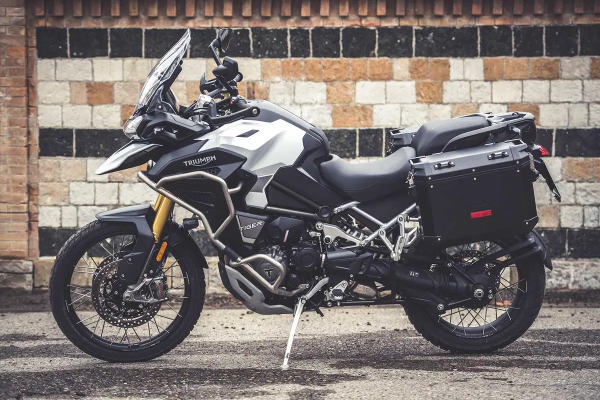 BMW R1250GS Adventure vs Triumph Tiger 1200 Rally Explorer [Video Prova]