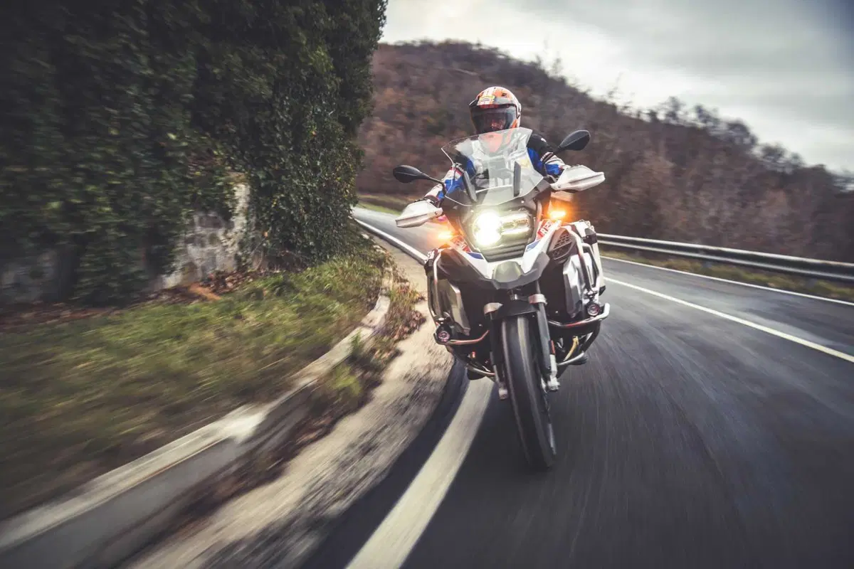 BMW R1250GS Adventure vs Triumph Tiger 1200 Rally Explorer [Video Prova] (5)