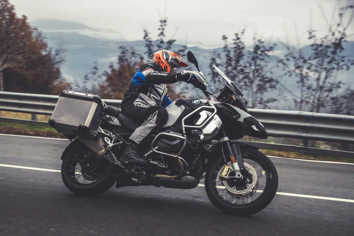 BMW R1250GS Adventure vs Triumph Tiger 1200 Rally Explorer [Video Prova] (2)