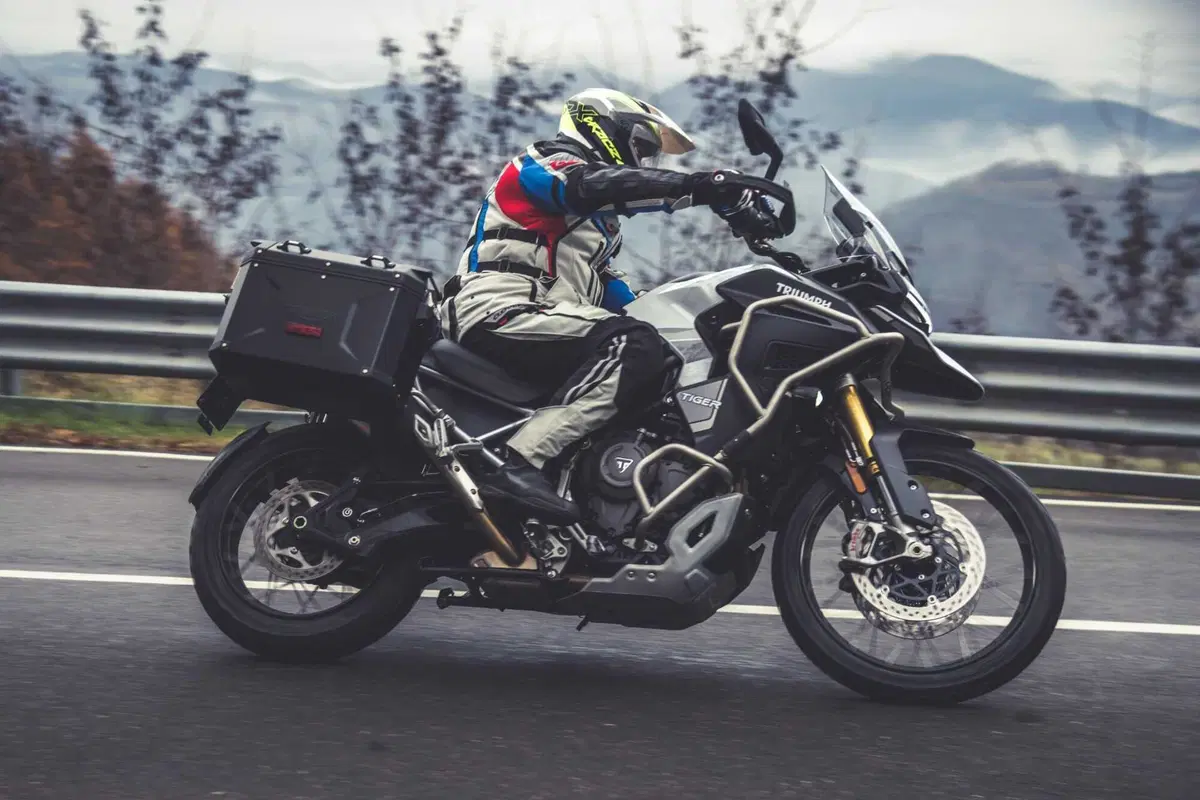 BMW R1250GS Adventure vs Triumph Tiger 1200 Rally Explorer [Video Prova] (3)