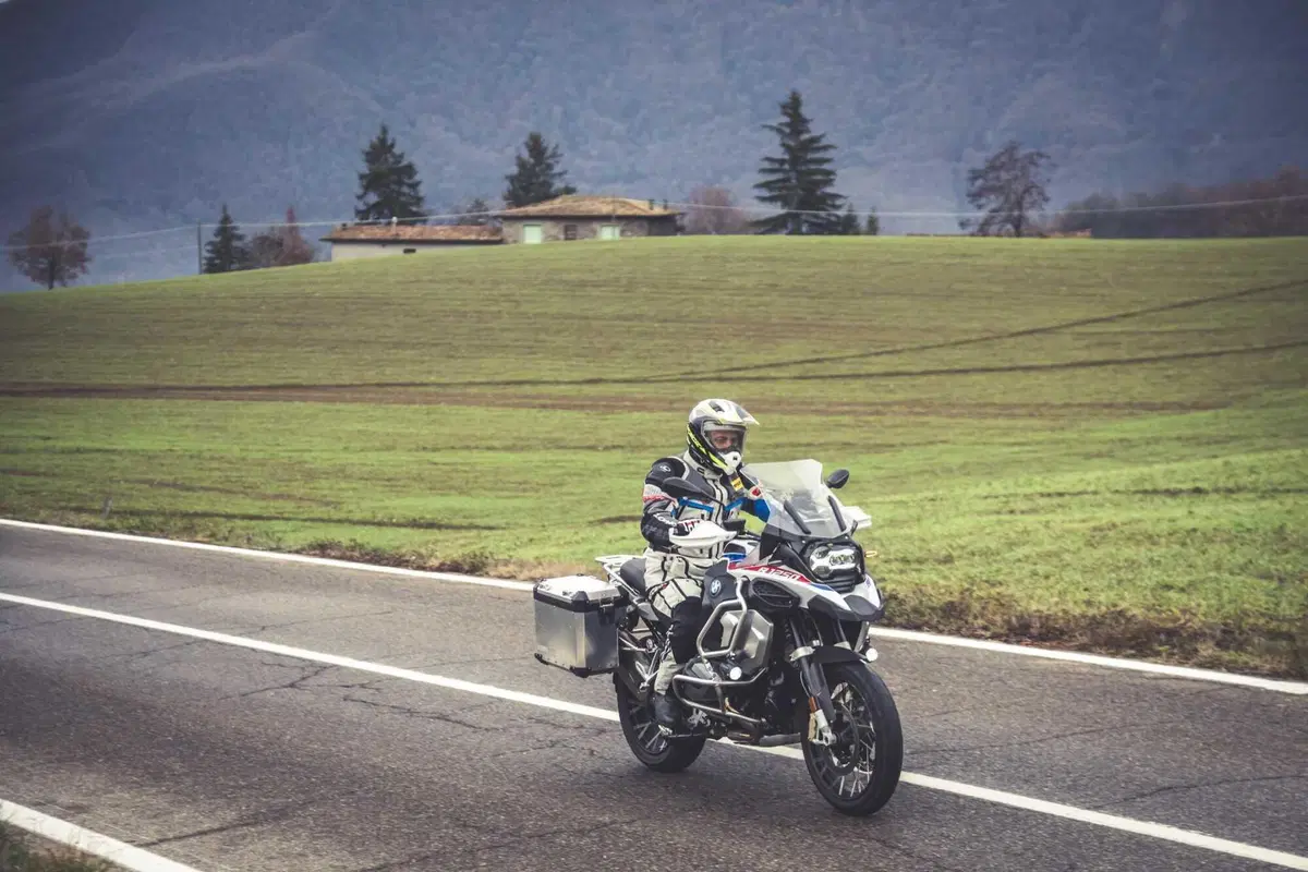 BMW R1250GS Adventure vs Triumph Tiger 1200 Rally Explorer [Video Prova] (7)