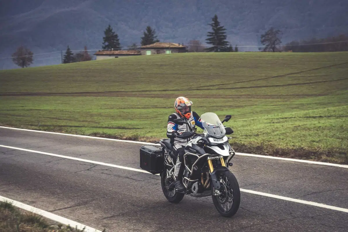 BMW R1250GS Adventure vs Triumph Tiger 1200 Rally Explorer [Video Prova] (8)