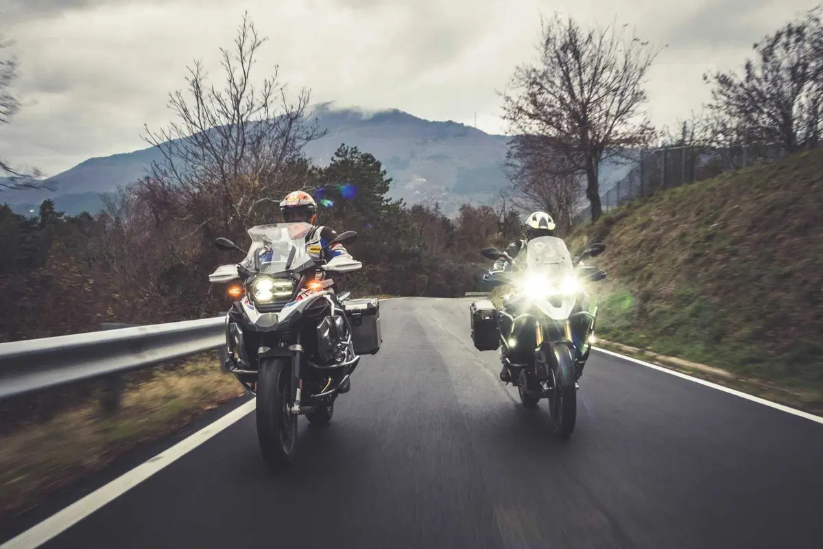 BMW R1250GS Adventure vs Triumph Tiger 1200 Rally Explorer [Video Prova]