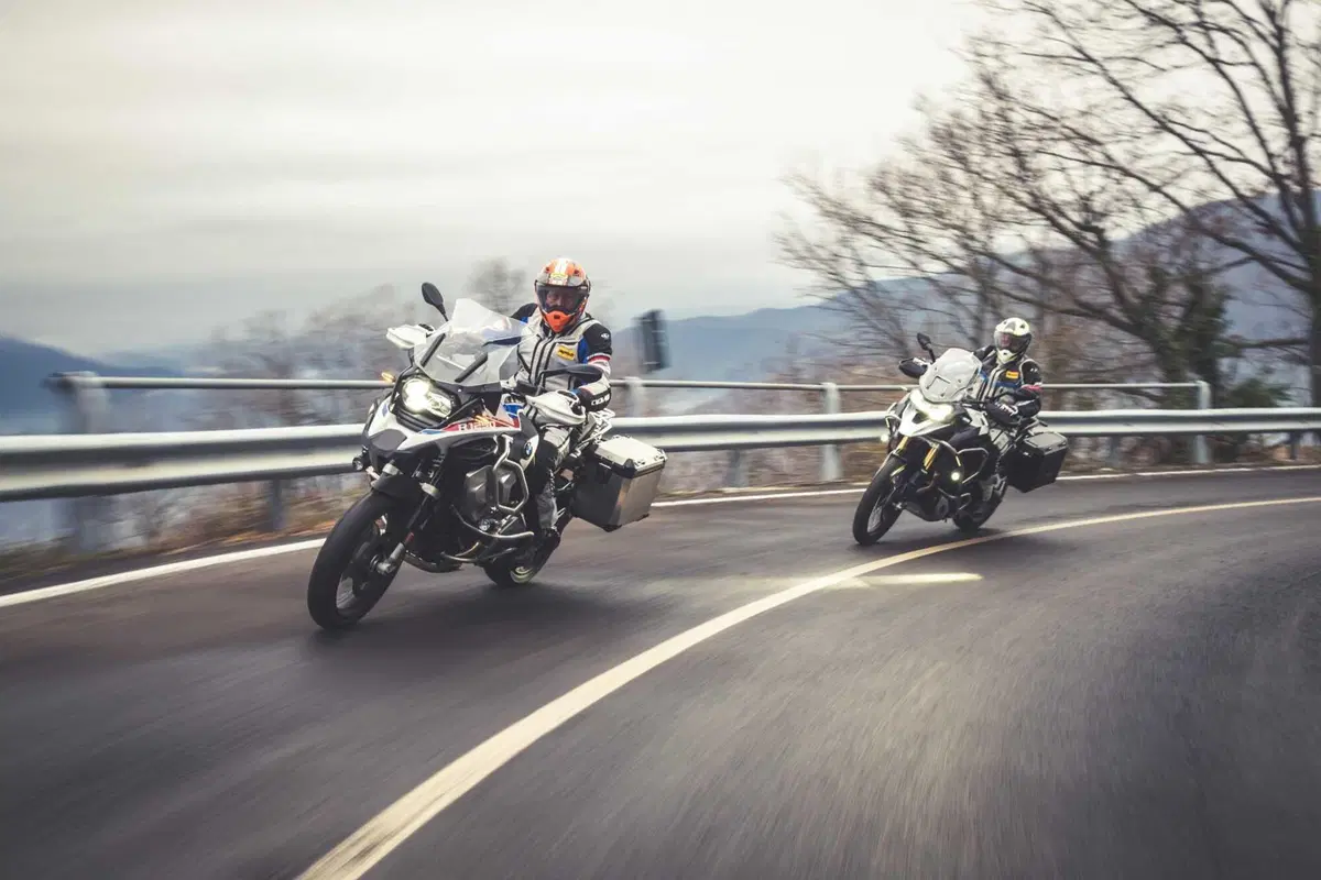 BMW R1250GS Adventure vs Triumph Tiger 1200 Rally Explorer [Video Prova] (9)
