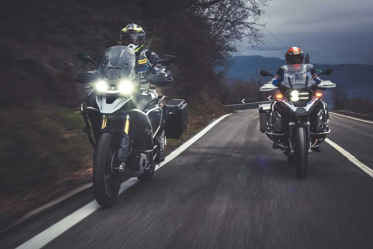 BMW R1250GS Adventure vs Triumph Tiger 1200 Rally Explorer [Video Prova] (10)
