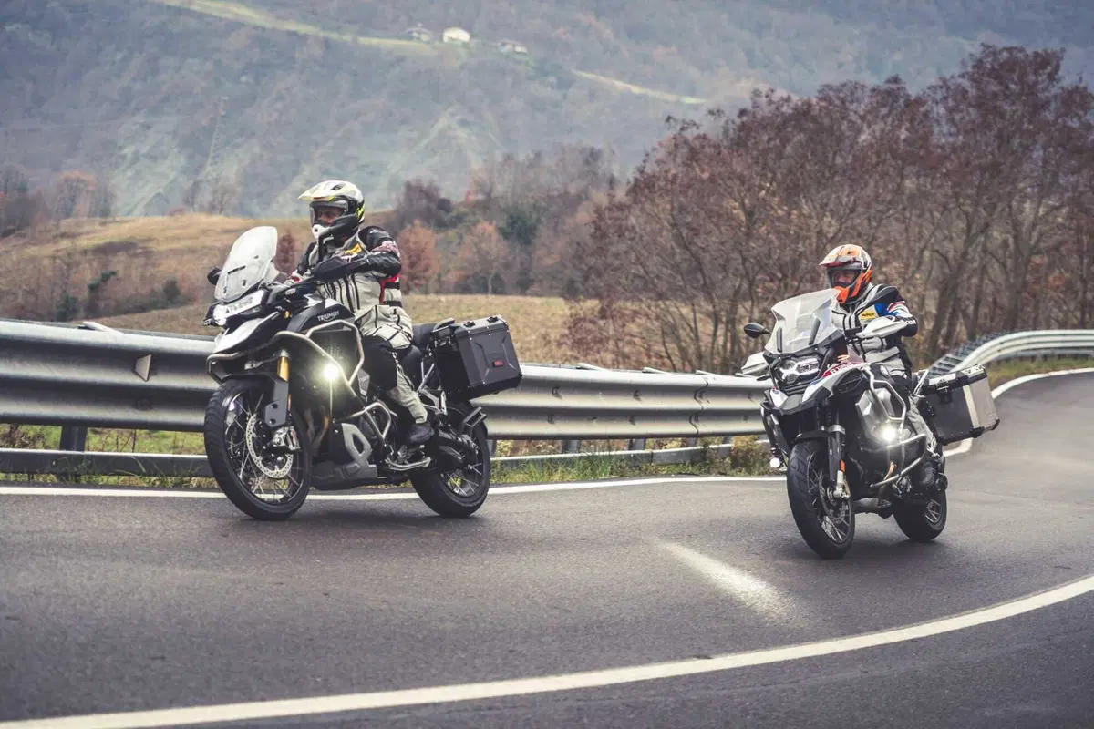 BMW R1250GS Adventure vs Triumph Tiger 1200 Rally Explorer [Video Prova] (4)