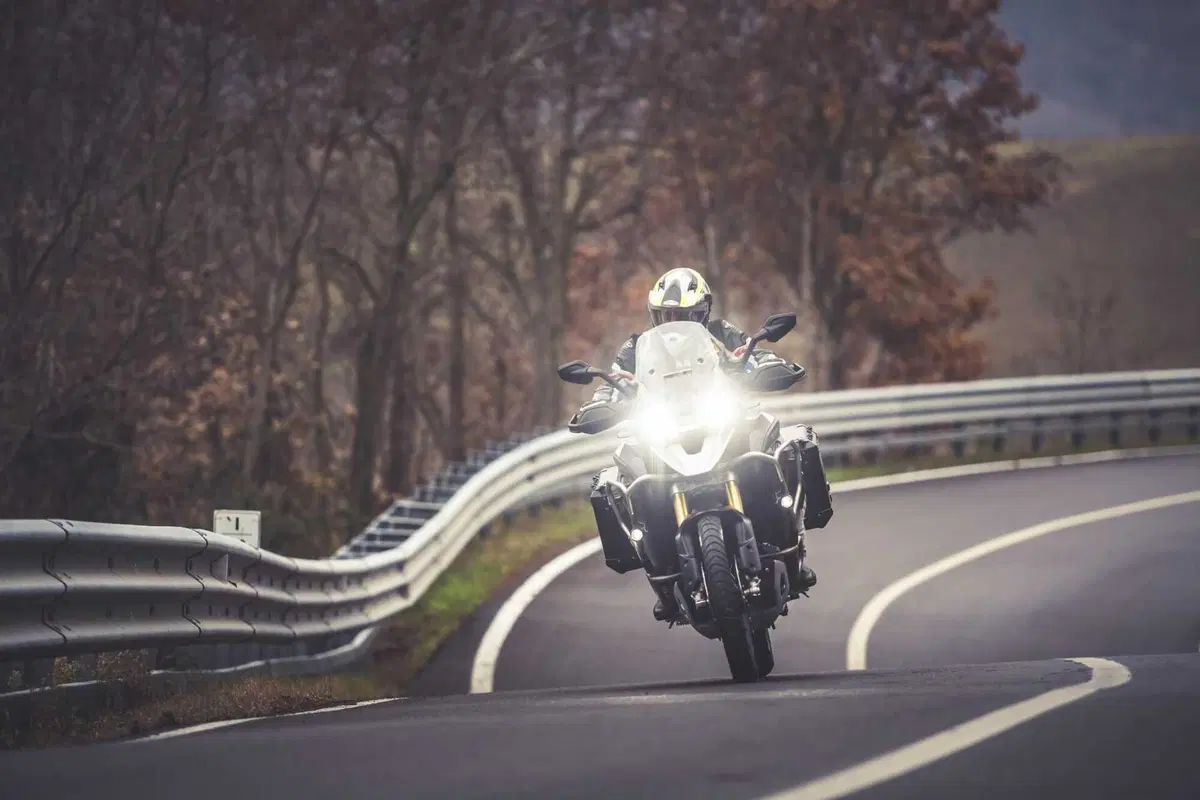 BMW R1250GS Adventure vs Triumph Tiger 1200 Rally Explorer [Video Prova] (6)