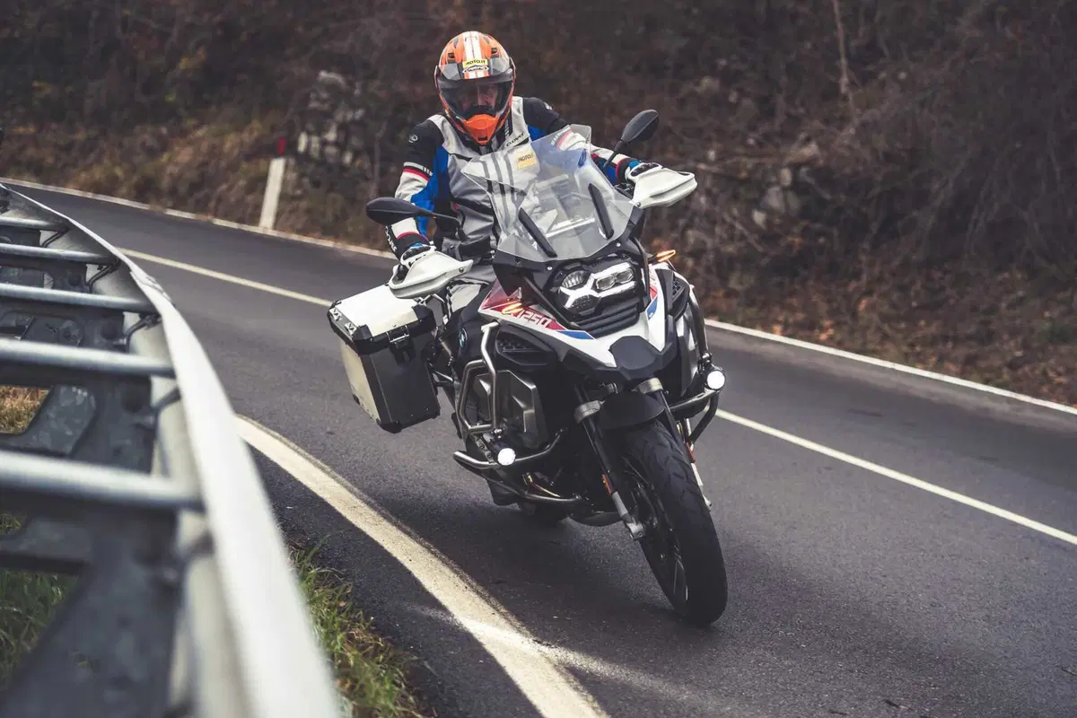 BMW R1250GS Adventure vs Triumph Tiger 1200 Rally Explorer [Video Prova] (11)