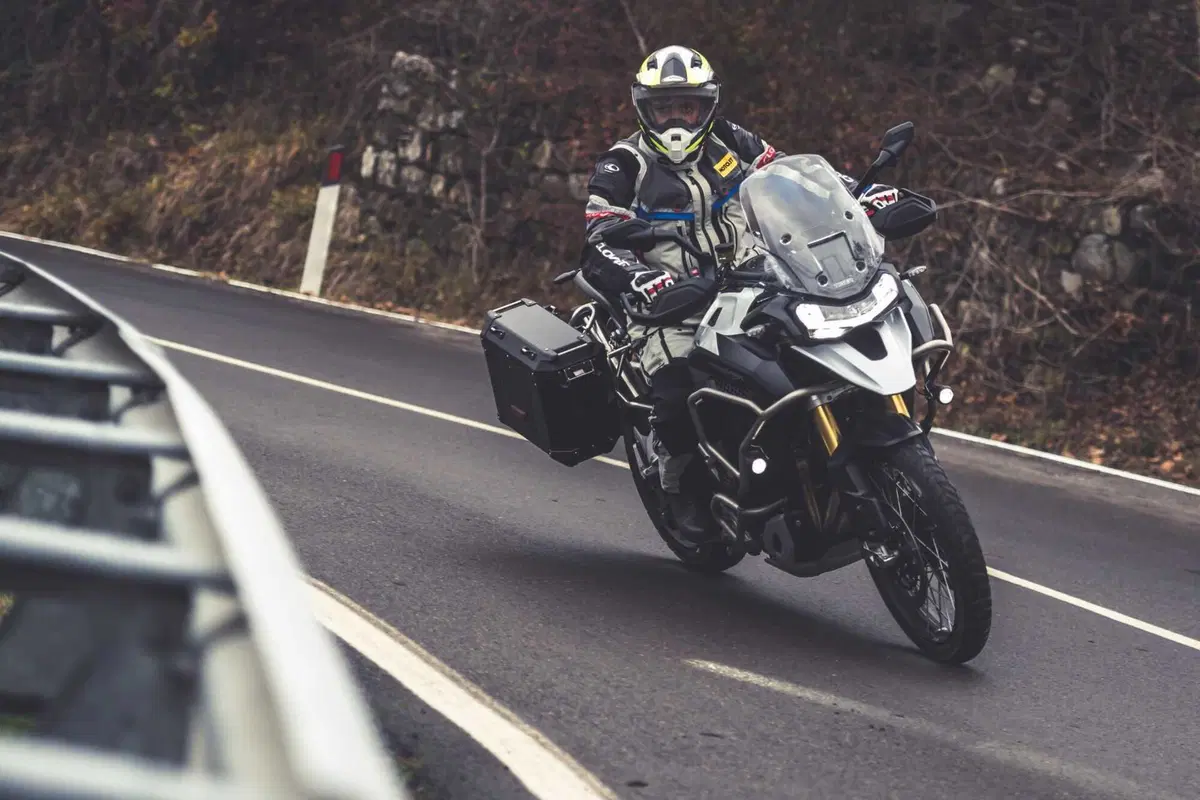 BMW R1250GS Adventure vs Triumph Tiger 1200 Rally Explorer [Video Prova] (12)