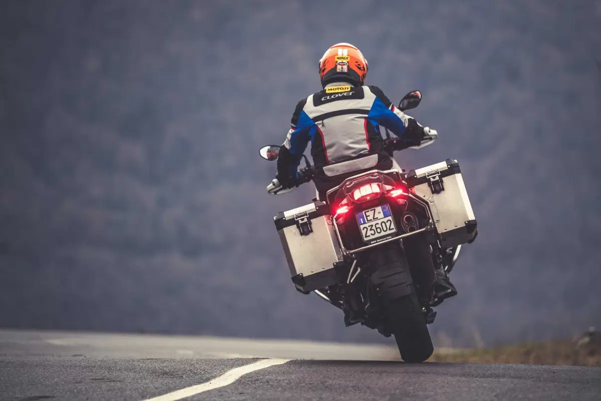 BMW R1250GS Adventure vs Triumph Tiger 1200 Rally Explorer [Video Prova] (15)