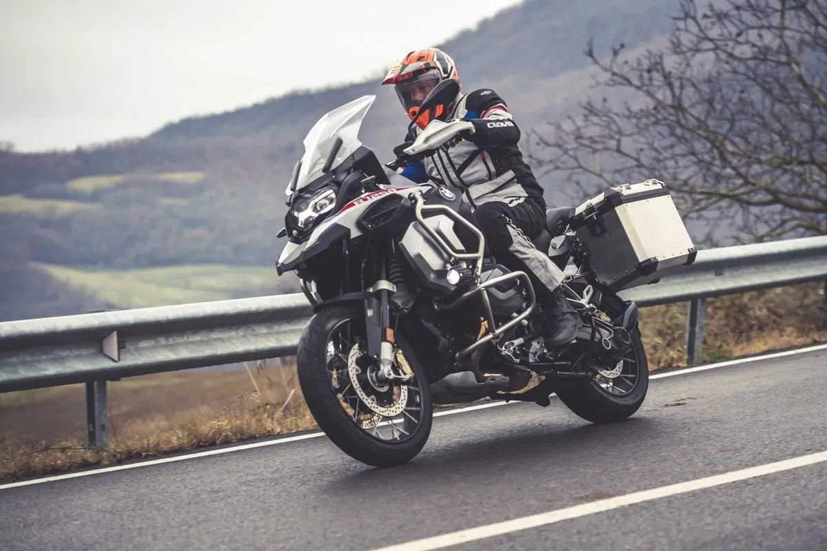 BMW R1250GS Adventure vs Triumph Tiger 1200 Rally Explorer [Video Prova] (16)