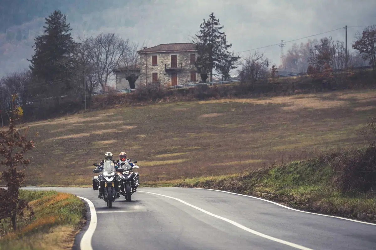 BMW R1250GS Adventure vs Triumph Tiger 1200 Rally Explorer [Video Prova] (13)