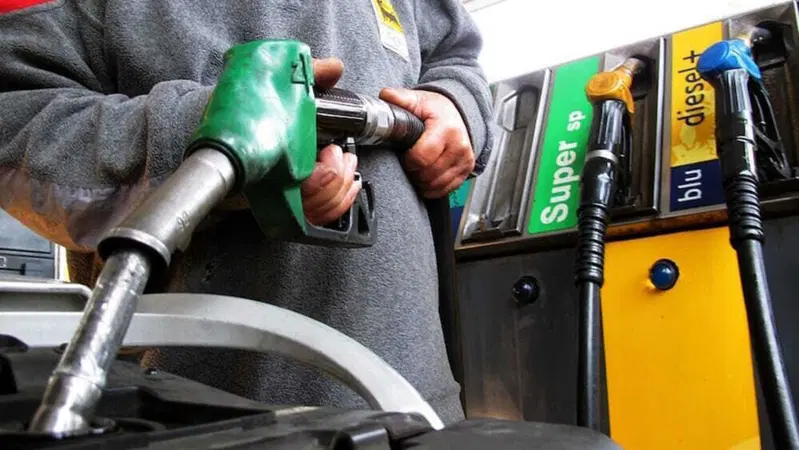 Prezzi benzina: ai minimi da giugno 2021. In scadenza lo sconto sulle accise 