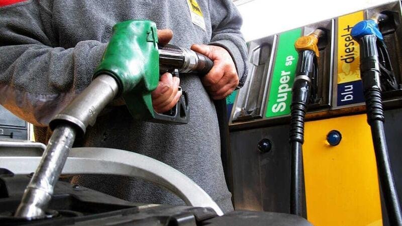 Prezzi benzina: ai minimi da giugno 2021. In scadenza lo sconto sulle accise 