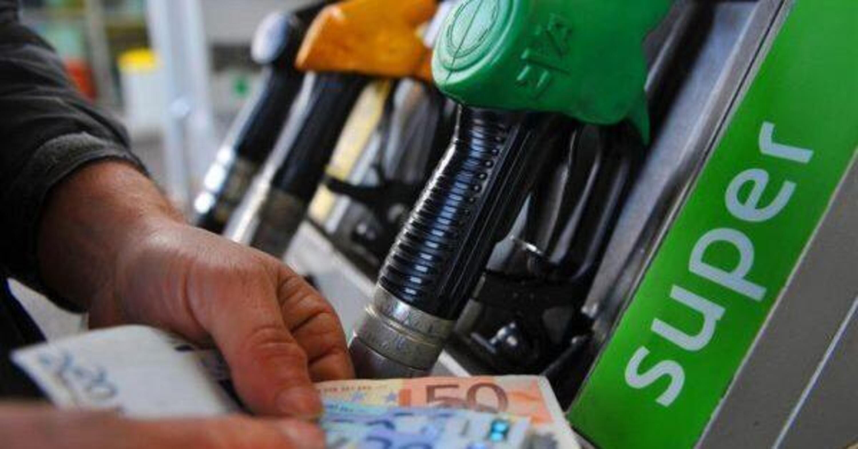 Prezzi benzina: ai minimi da giugno 2021. In scadenza lo sconto sulle accise 