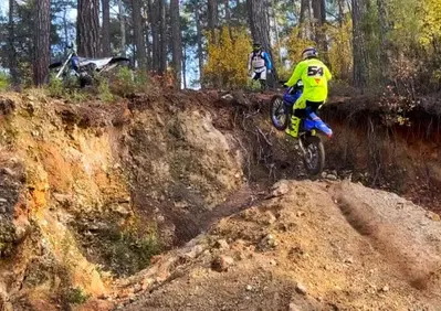 Toprak Razgatlioglu stupisce anche quando fa enduro (con un connazionale)! [VIDEO VIRALE]