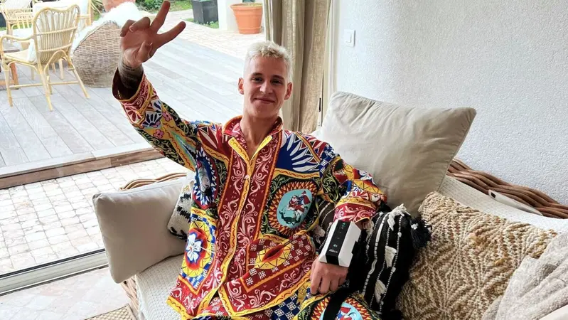 MotoGP 2023. Se riuscite a distogliere lo sguardo dal pigiama di Fabio Quartararo guardate la mano sinistra: ecco cos'&egrave; quell'aggeggio