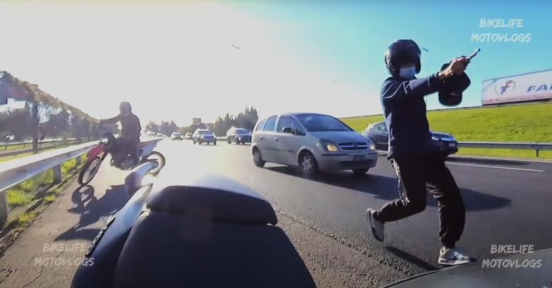 Se in autostrada ti vedi avvicinare dei tipi cos&igrave; attento! Sono ladri di moto! [VIDEO VIRALE]