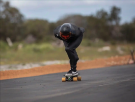 raine kent durante il record di velocità su skateboard elettrico