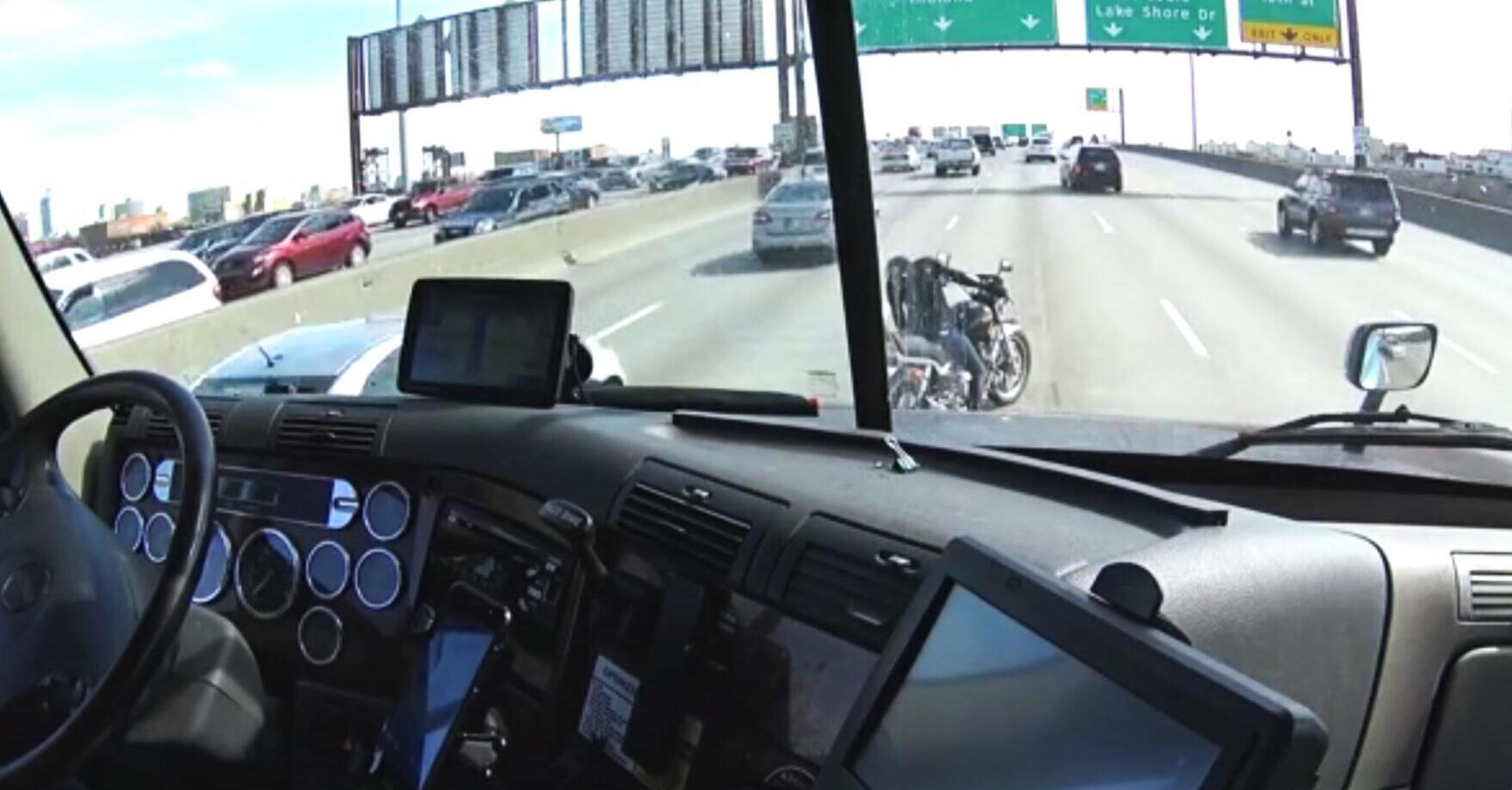 Questo camionista &egrave; cos&igrave;: ❤️... e la motociclista ringrazia [VIDEO VIRALE]