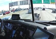 Questo camionista è così: ❤️... e la motociclista ringrazia [VIDEO VIRALE]