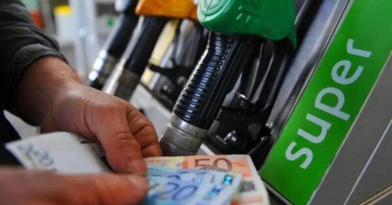 La benzina torna ad aumentare. E qui trovi la guida che ti fa risparmiare sul pieno