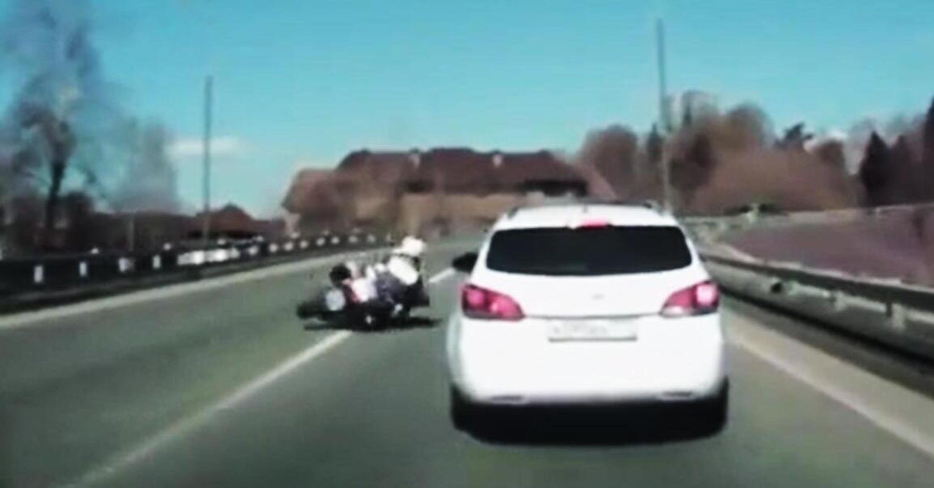 Il poliziotto cade dalla moto ma per gli automobilisti &egrave; invisibile [VIDEO VIRALE]