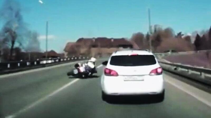 Il poliziotto cade dalla moto ma per gli automobilisti &egrave; invisibile [VIDEO VIRALE]