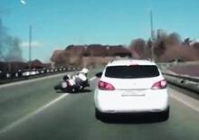 Il poliziotto cade dalla moto ma per gli automobilisti è invisibile [VIDEO VIRALE]