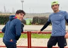 MotoGP 2022. F1 e MotoGP vicine in Spagna: Carlos Sainz e Marc Marquez si allenano insieme 