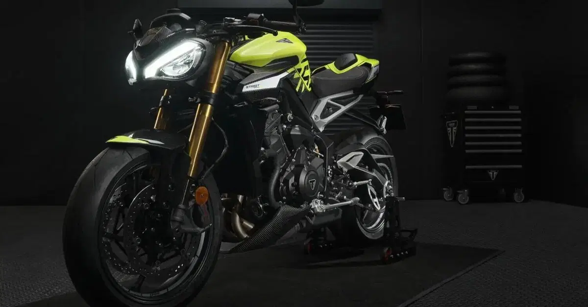 Triumph, nuovi listini 2023: c'&egrave; anche il prezzo della nuova Street Triple Moto2 Edition