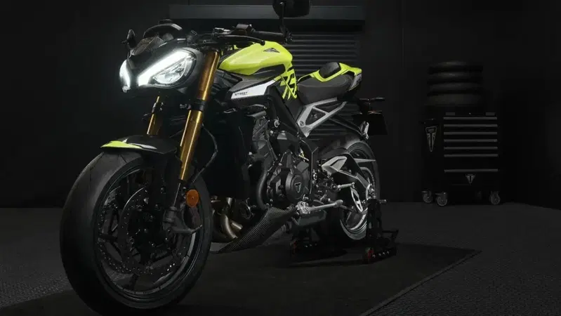 Triumph, nuovi listini 2023: c'&egrave; anche il prezzo della nuova Street Triple Moto2 Edition