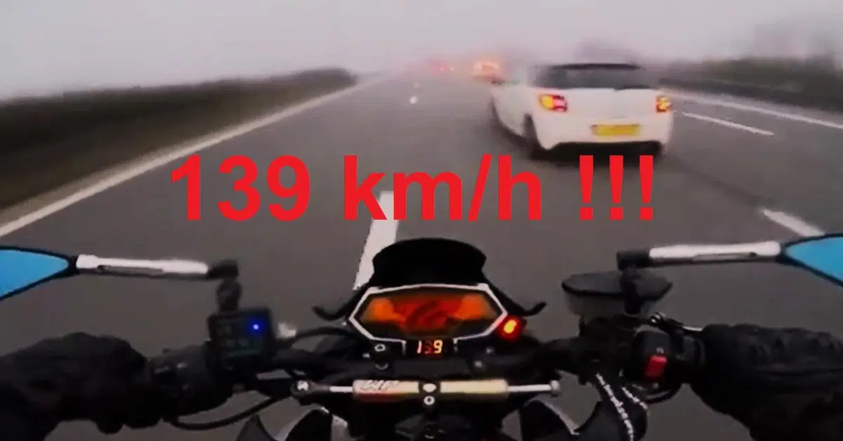 Andare forte in moto quando c'&egrave; la nebbia + distrarsi = cadi (e rischi tanto/troppo) [VIDEO VIRALE]