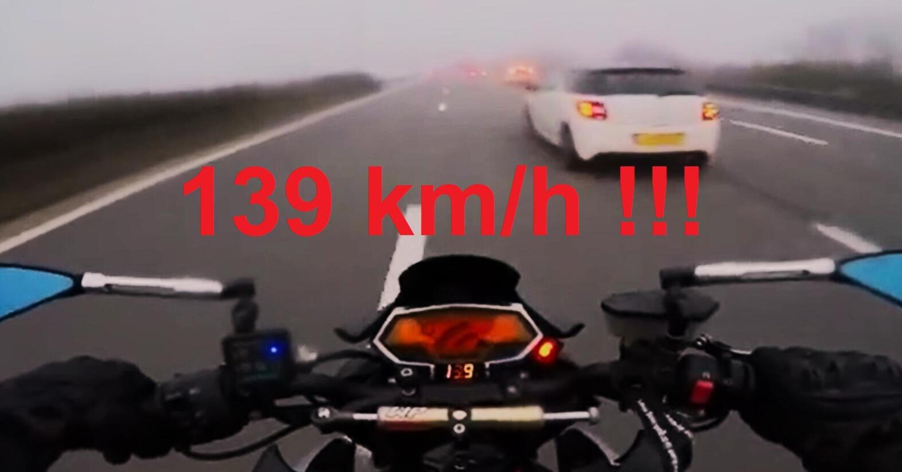 Andare forte in moto quando c&#039;&egrave; la nebbia + distrarsi = cadi (e rischi tanto/troppo) [VIDEO VIRALE]