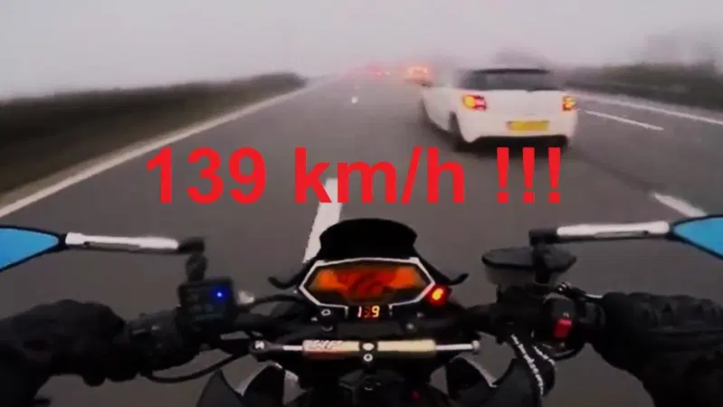 Andare forte in moto quando c'&egrave; la nebbia + distrarsi = cadi (e rischi tanto/troppo) [VIDEO VIRALE]