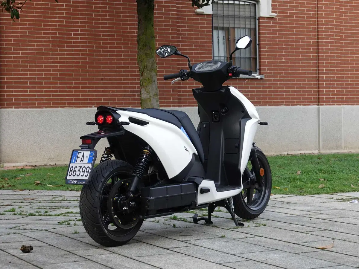Ray 7.7: 125 km/h e 150 km di autonomia per 9.990 euro! Ne vale la pena?  (2)