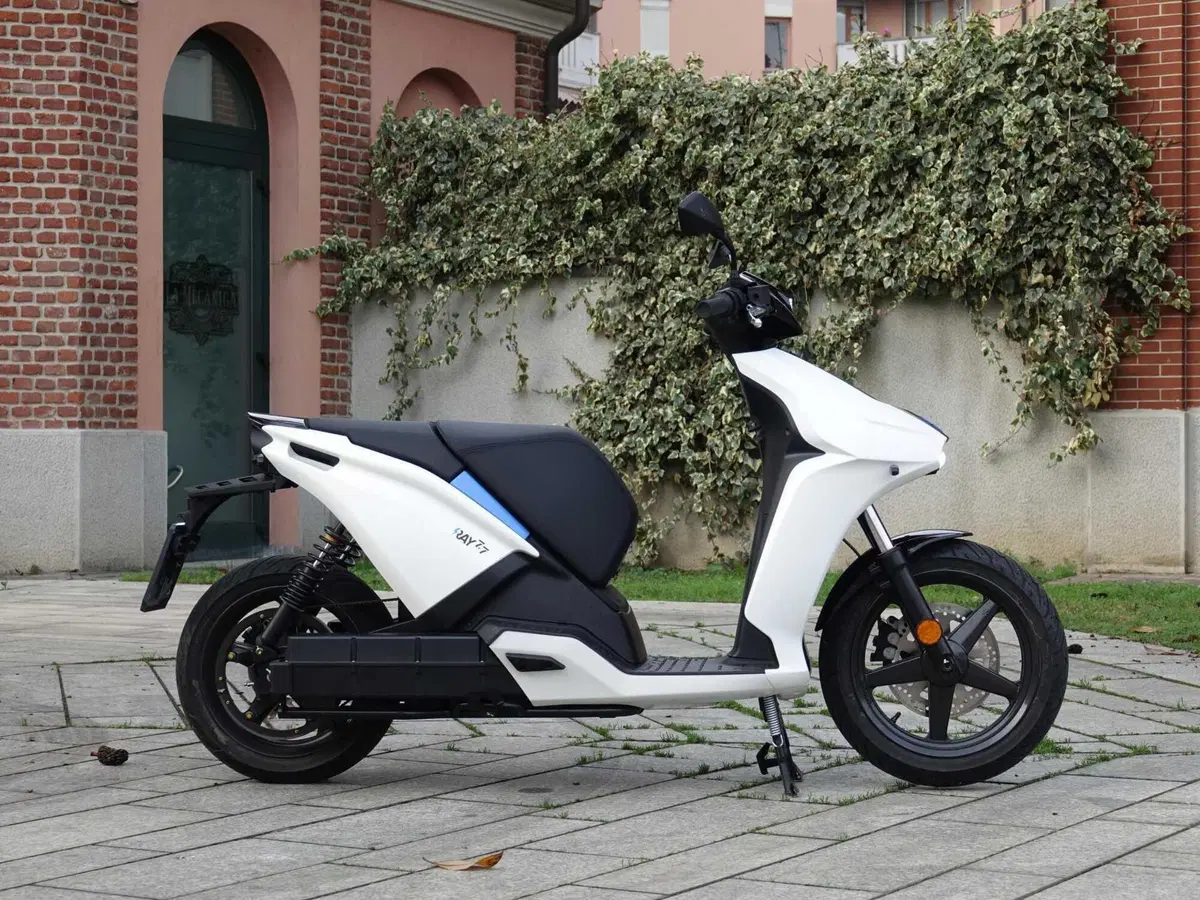 Ray 7.7: 125 km/h e 150 km di autonomia per 9.990 euro! Ne vale la pena?  (4)