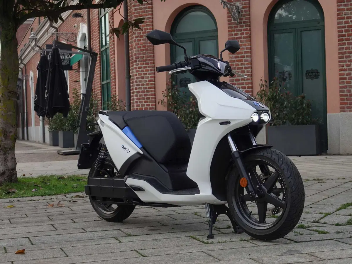 Ray 7.7: 125 km/h e 150 km di autonomia per 9.990 euro! Ne vale la pena?  (6)