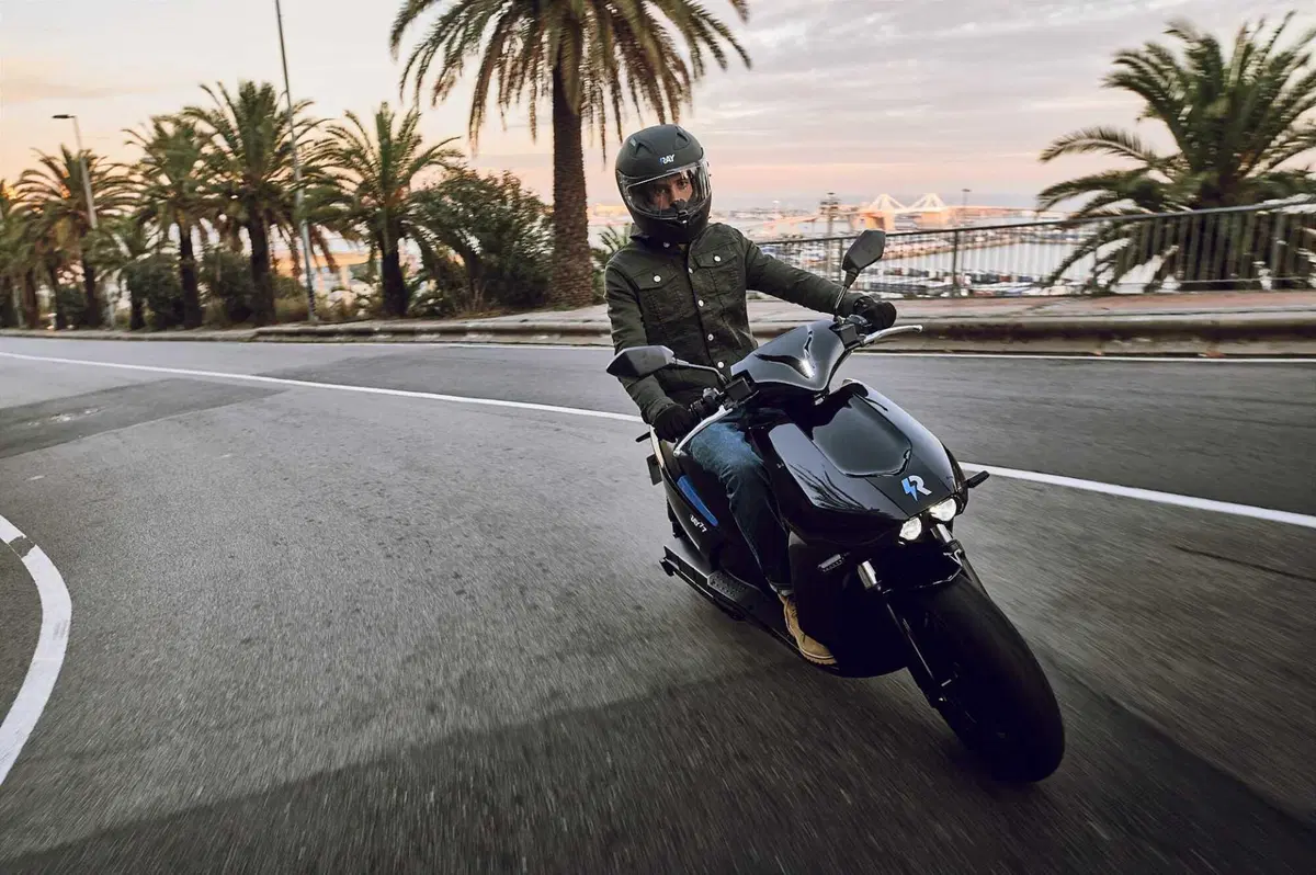 Ray 7.7: 125 km/h e 150 km di autonomia per 9.990 euro! Ne vale la pena?  (10)