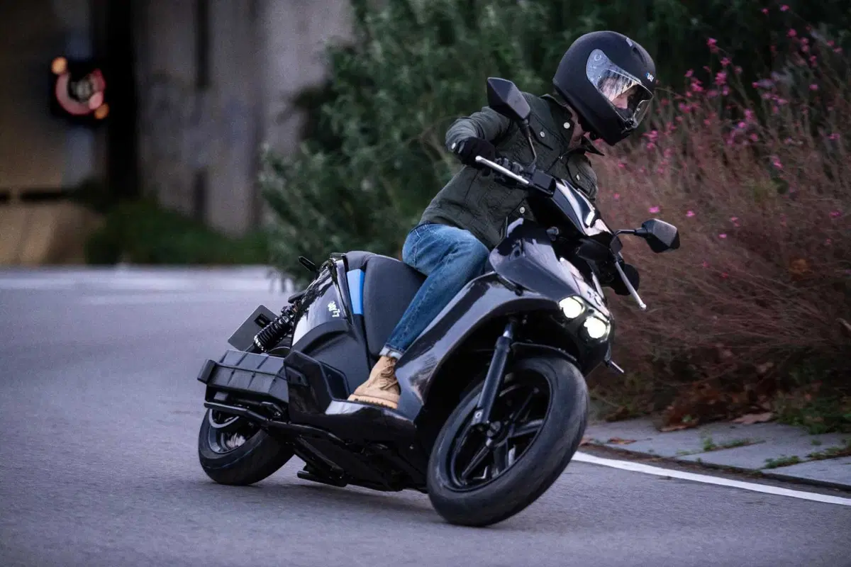 Ray 7.7: 125 km/h e 150 km di autonomia per 9.990 euro! Ne vale la pena?  (12)