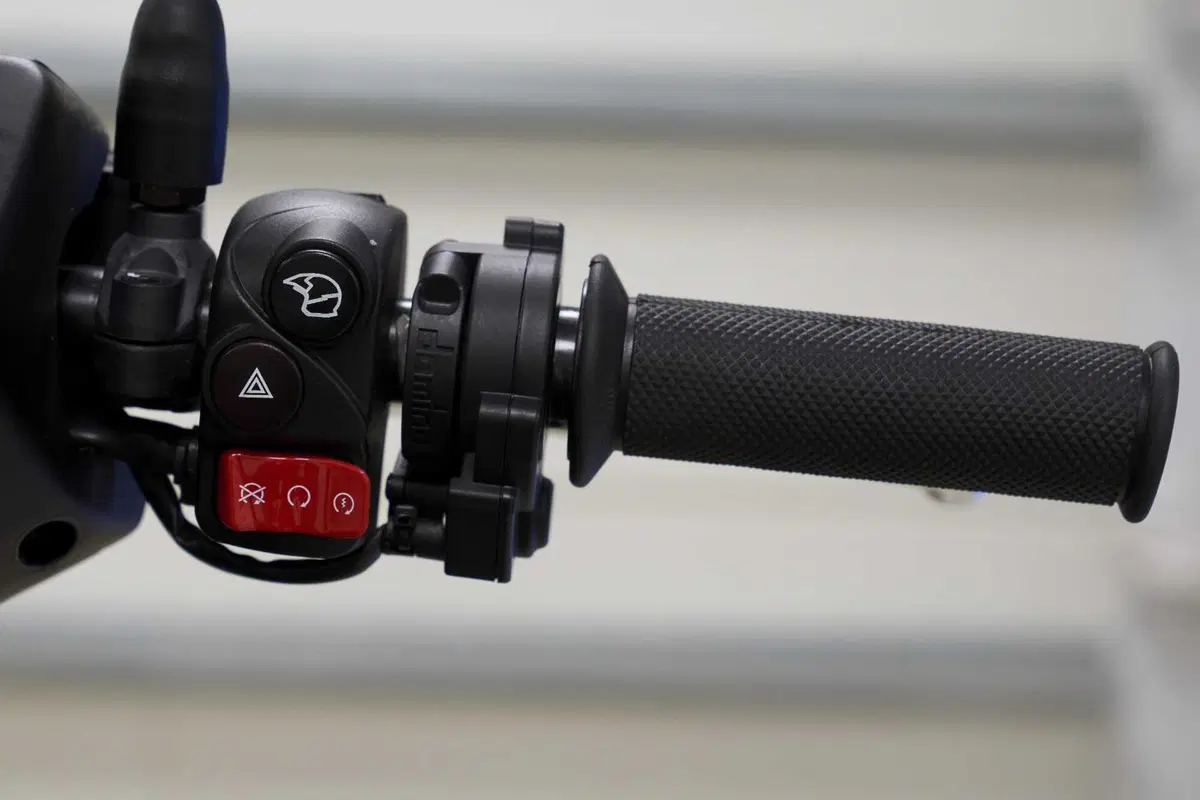 Ray 7.7: 125 km/h e 150 km di autonomia per 9.990 euro! Ne vale la pena?  (14)