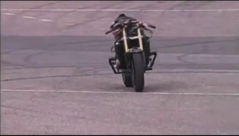 Questa moto sembra un ubriaco, ma c'&egrave; un perch&eacute;! [VIDEO VIRALE]