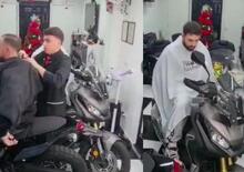 A Napoli c’è il parrucchiere che ti taglia i capelli sulla moto. Il video è subito virale