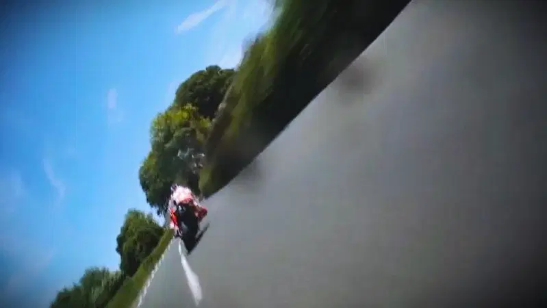 Michael Dunlop e John McGuinness si sfidano al TT, come diceva quell'attore: "What else?" [VIDEO VIRALE]