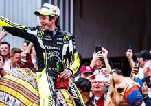 Tornano le gag di Valentino Rossi dopo il primo podio in auto? È arrivato sul cammello!