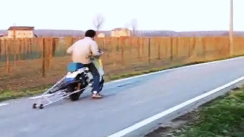 In un paesino forse della Toscana Luigi (o Laurio) fa volare il suo super Vespino: ci vorrebbe l'abbassatore! [VIDEO VIRALE]