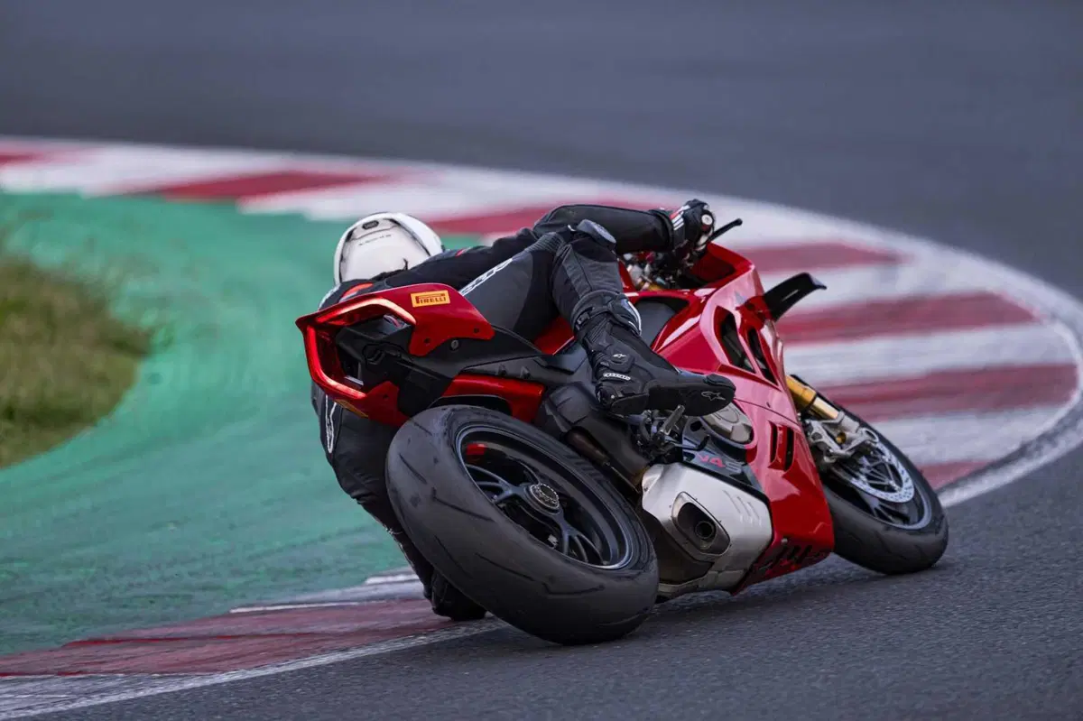 Pirelli DIABLO Supercorsa V4 fa pocker!