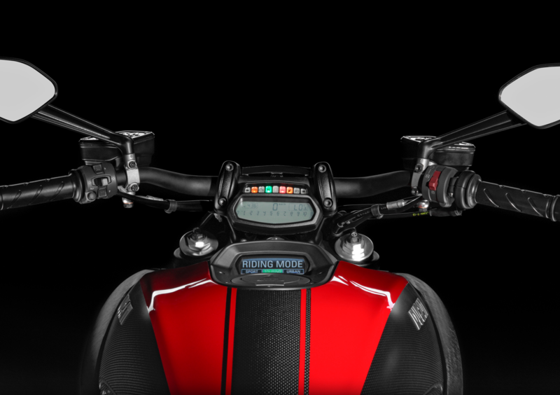Ducati Diavel 1200 Diavel 1200 Carbon (2014 - 16) (3)