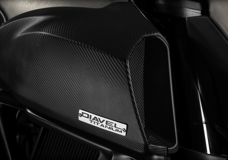 Ducati Diavel 1200 Diavel 1200 Titanium (2015) (2)